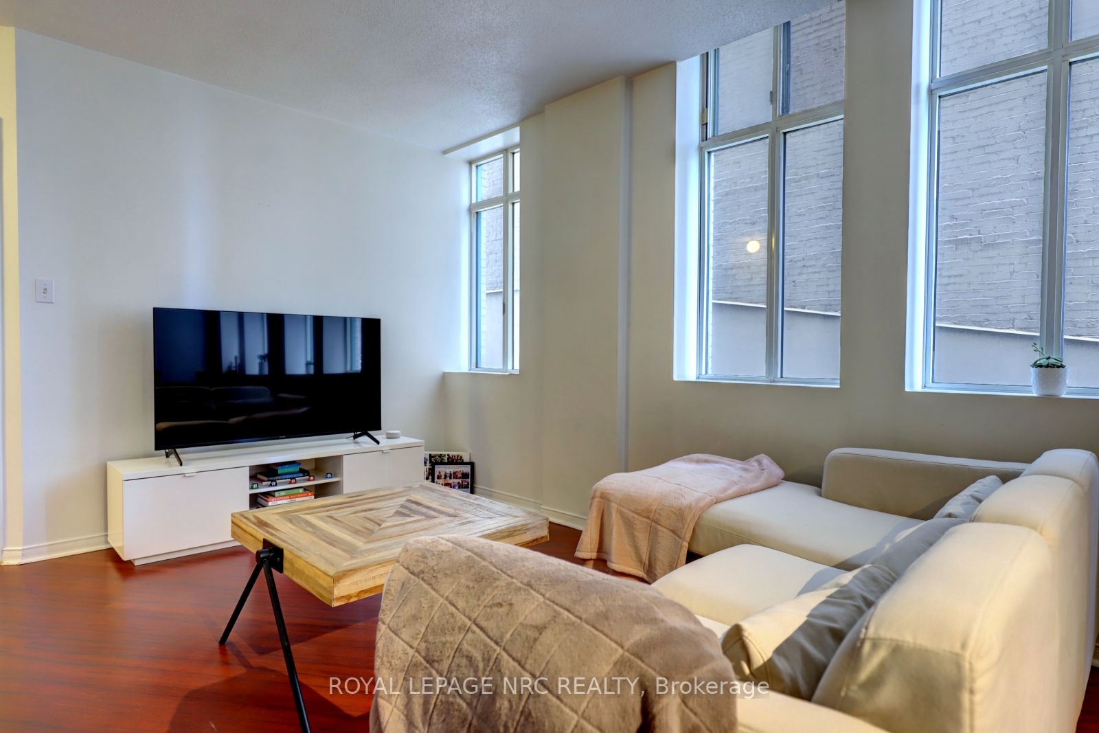 36 James St S, #503