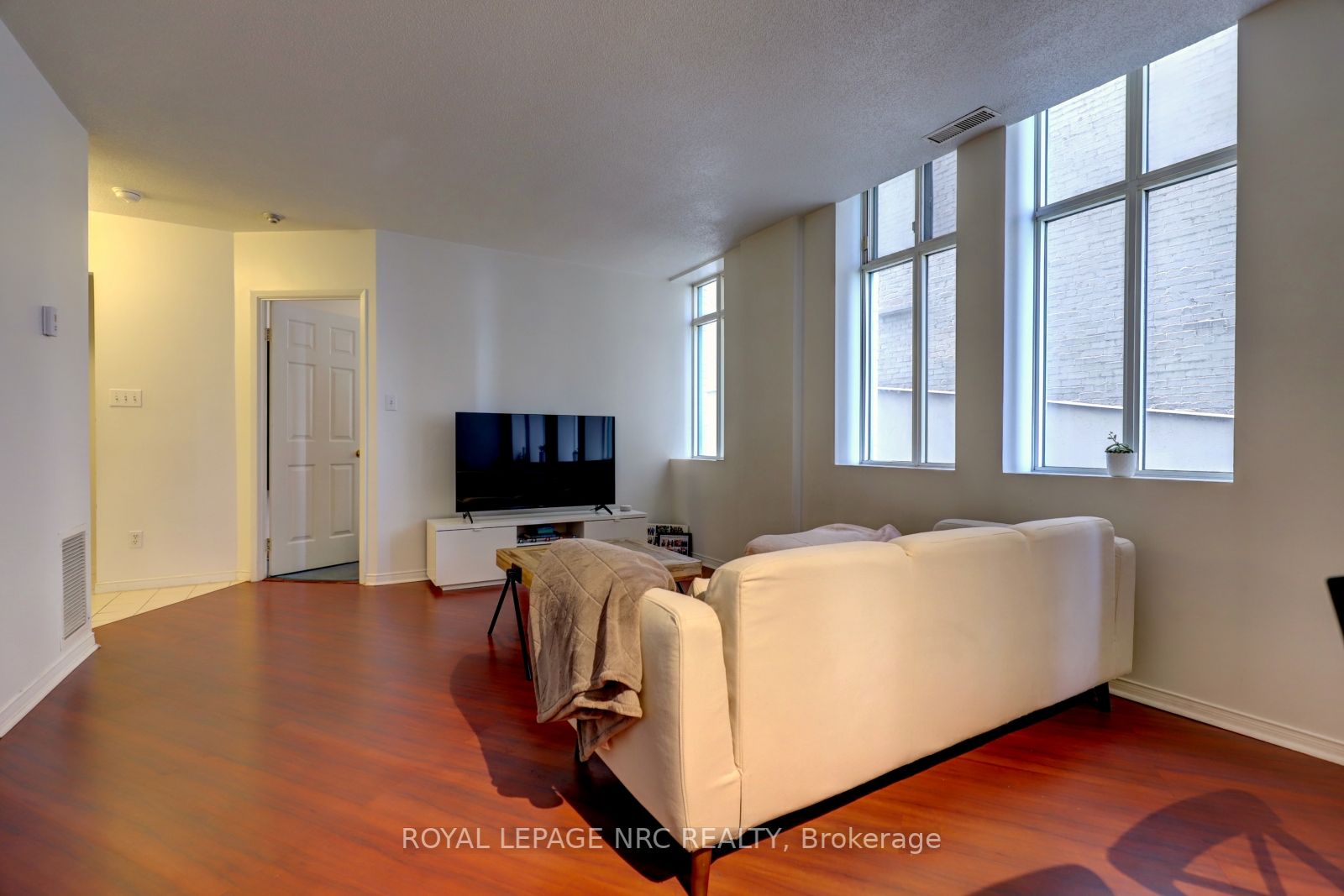 36 James St S, #503