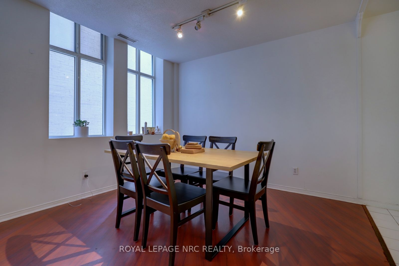 36 James St S, #503