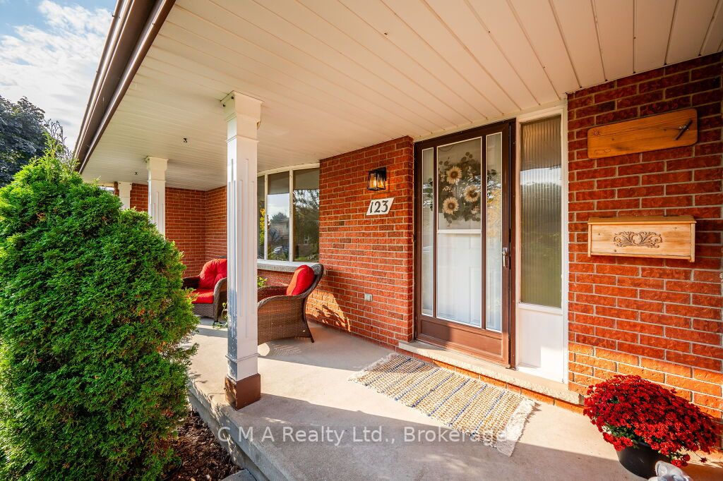 123 White Pine Cres