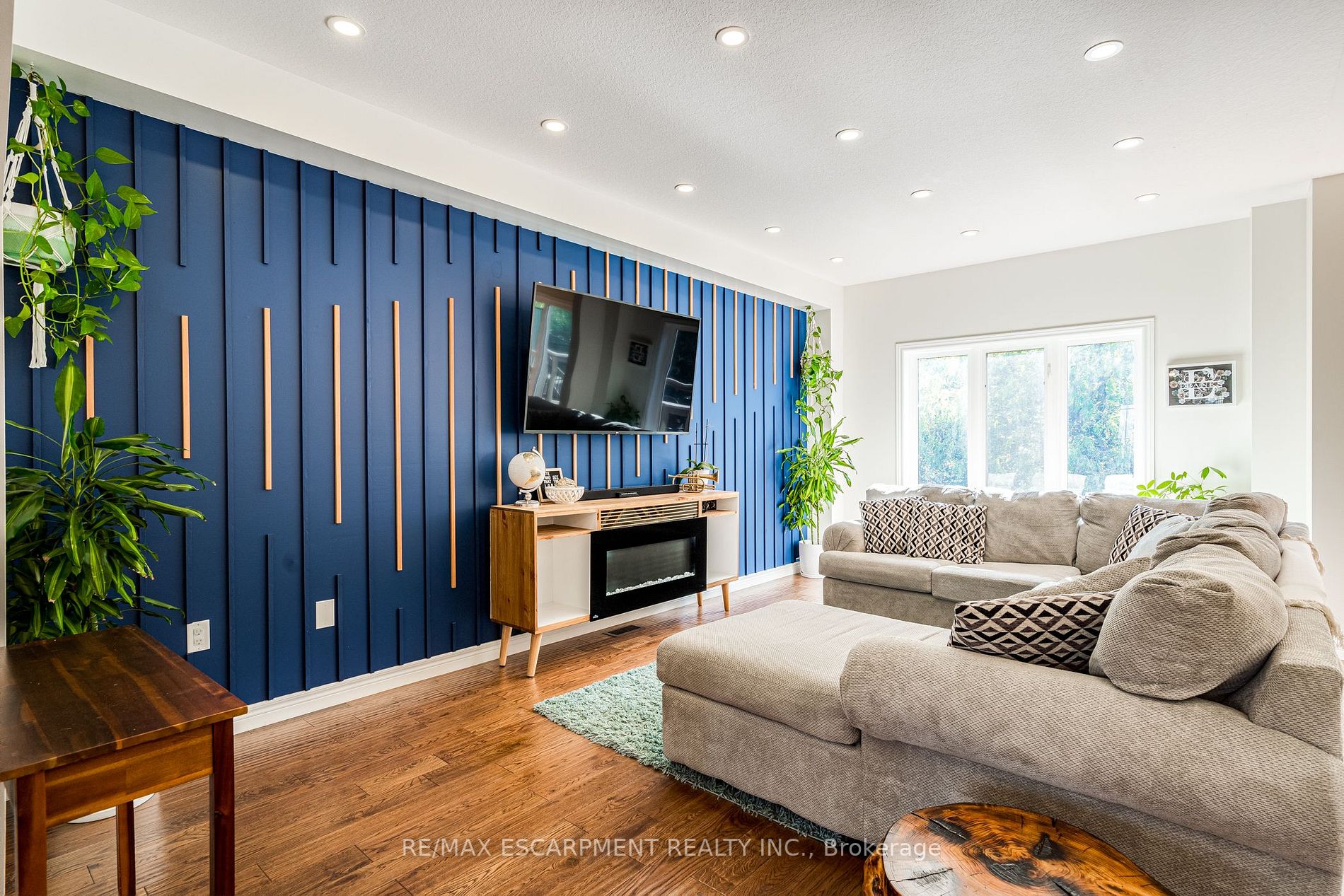 700 Robert Ferrie Dr
