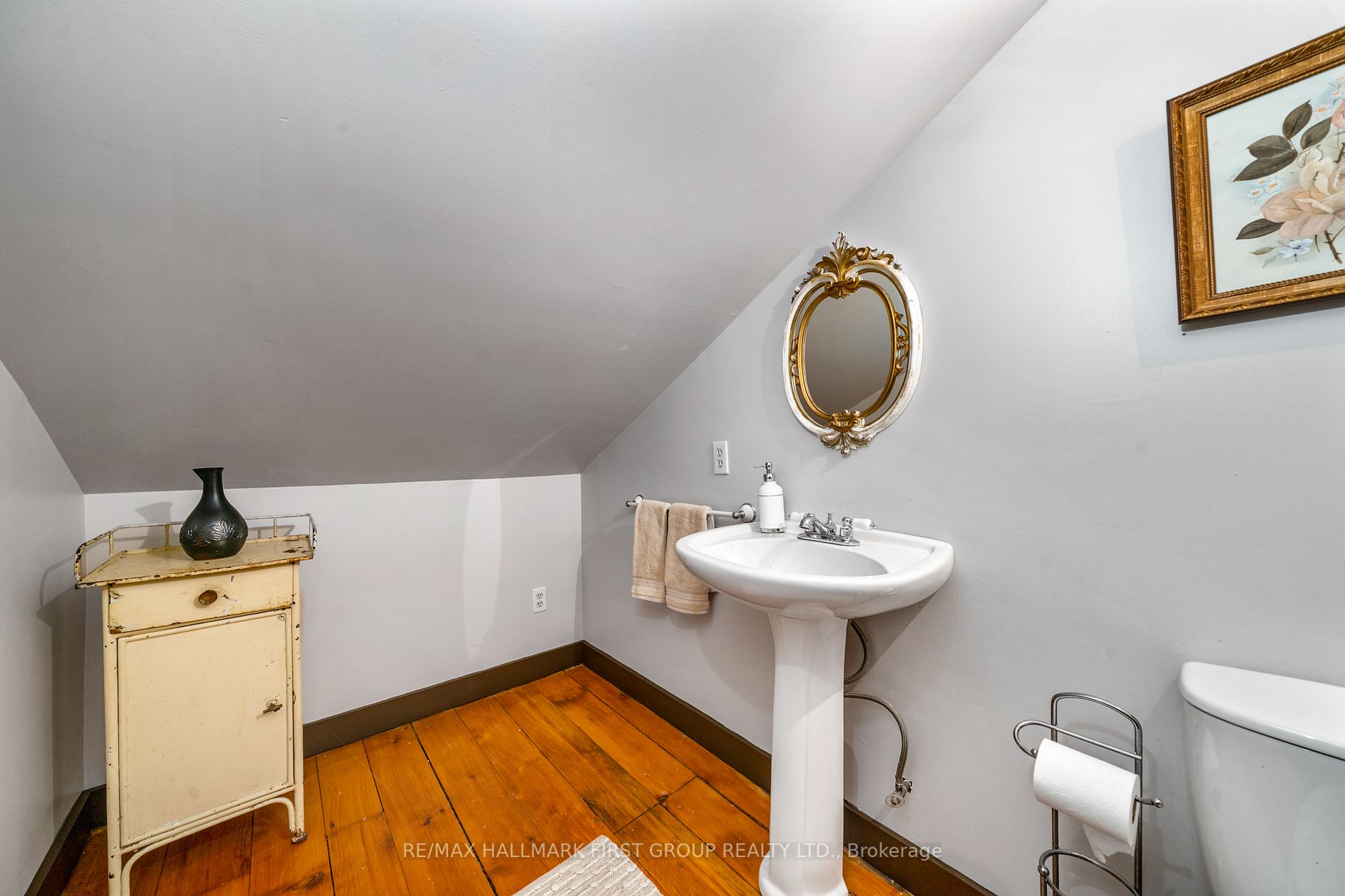 206 King St E