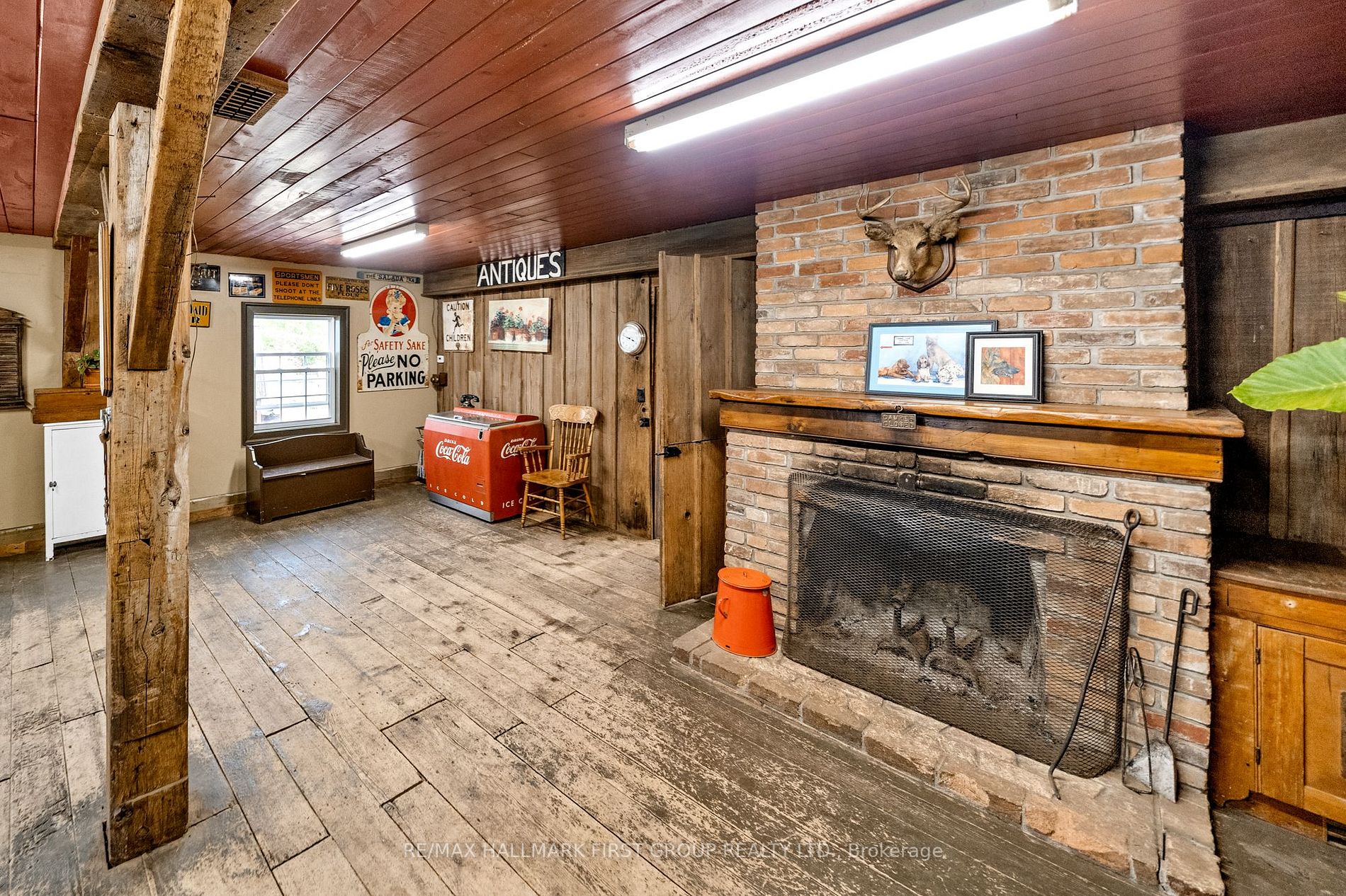 206 King St E
