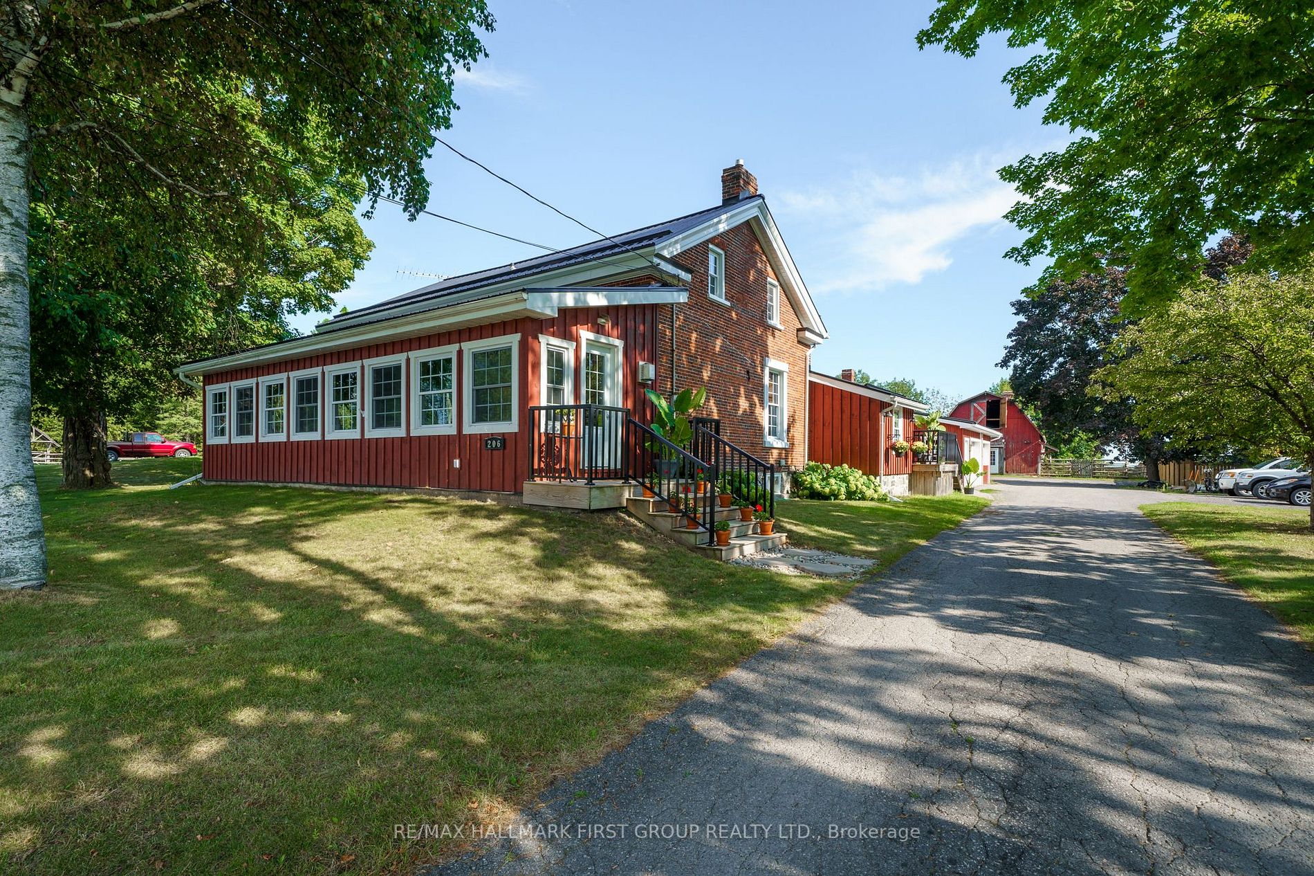 206 King St E