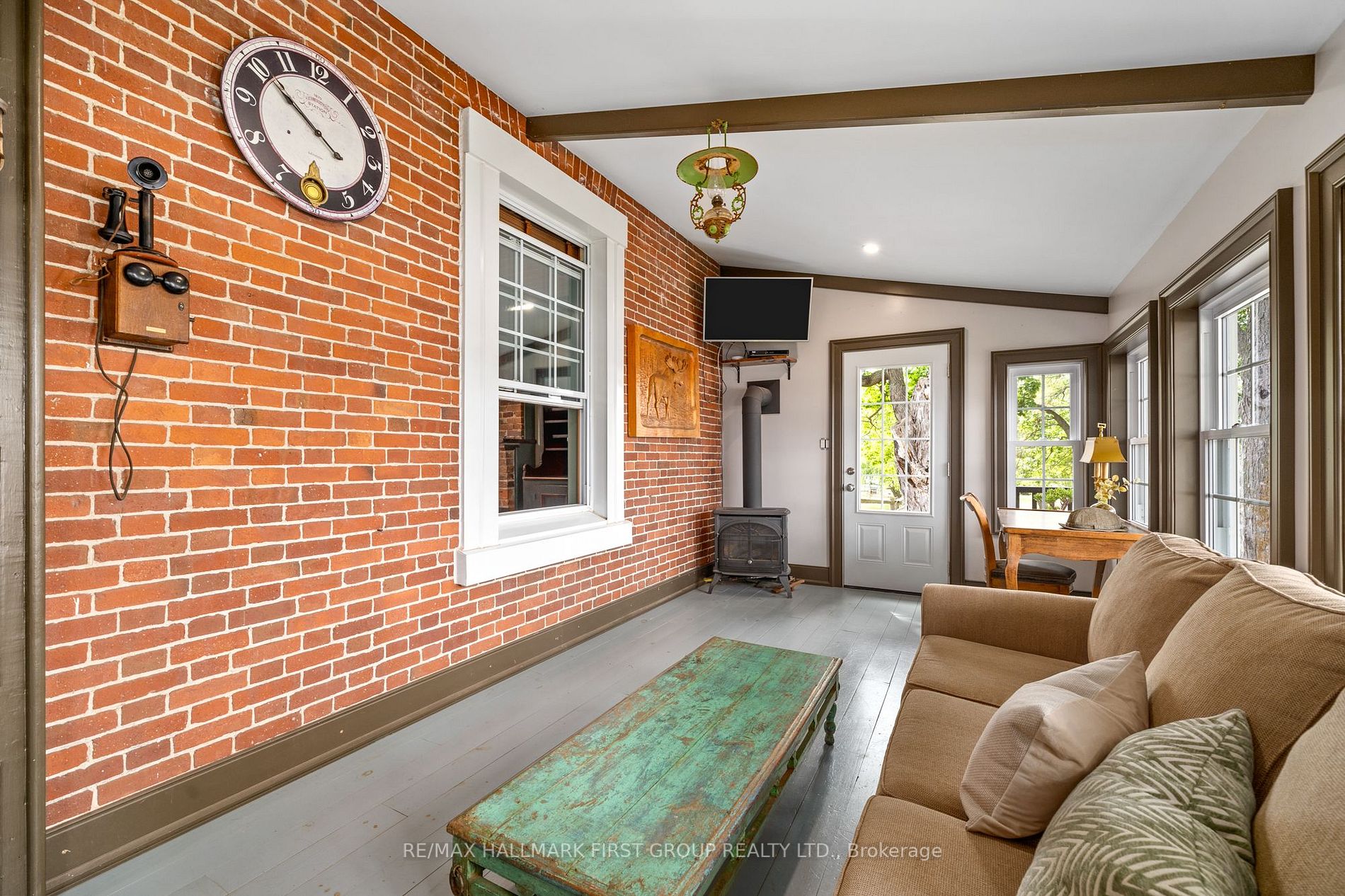 206 King St E