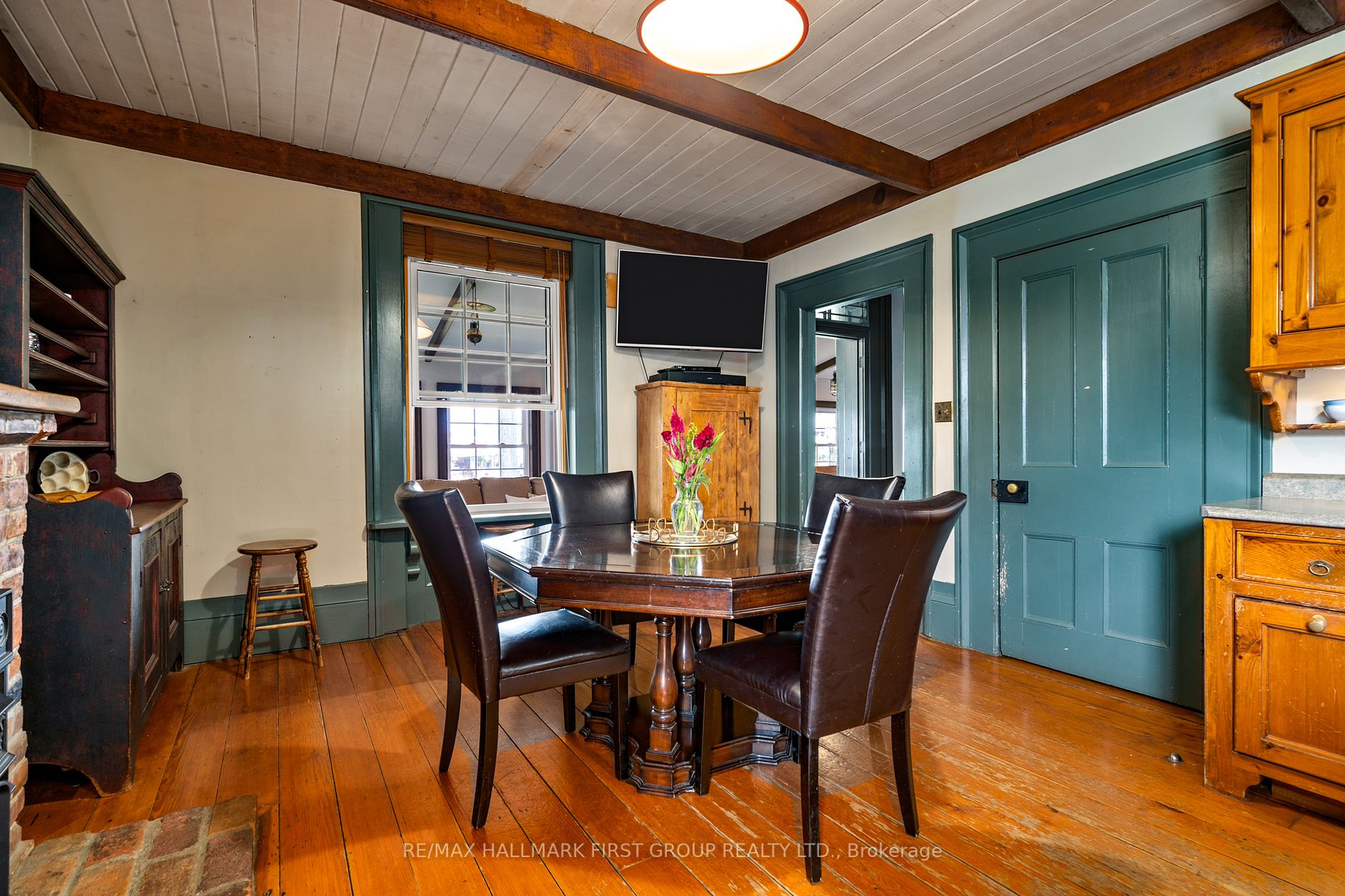206 King St E