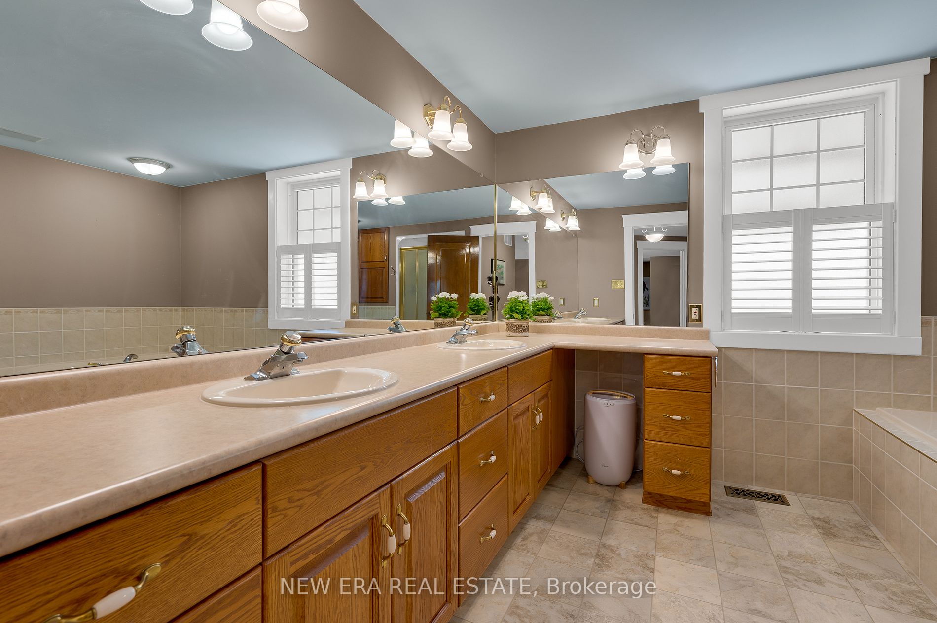 16 Nelles Blvd