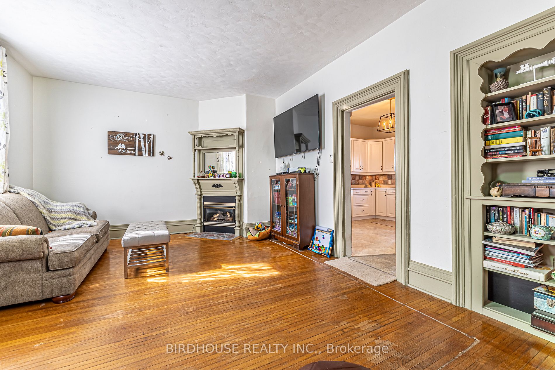 157 William Street N