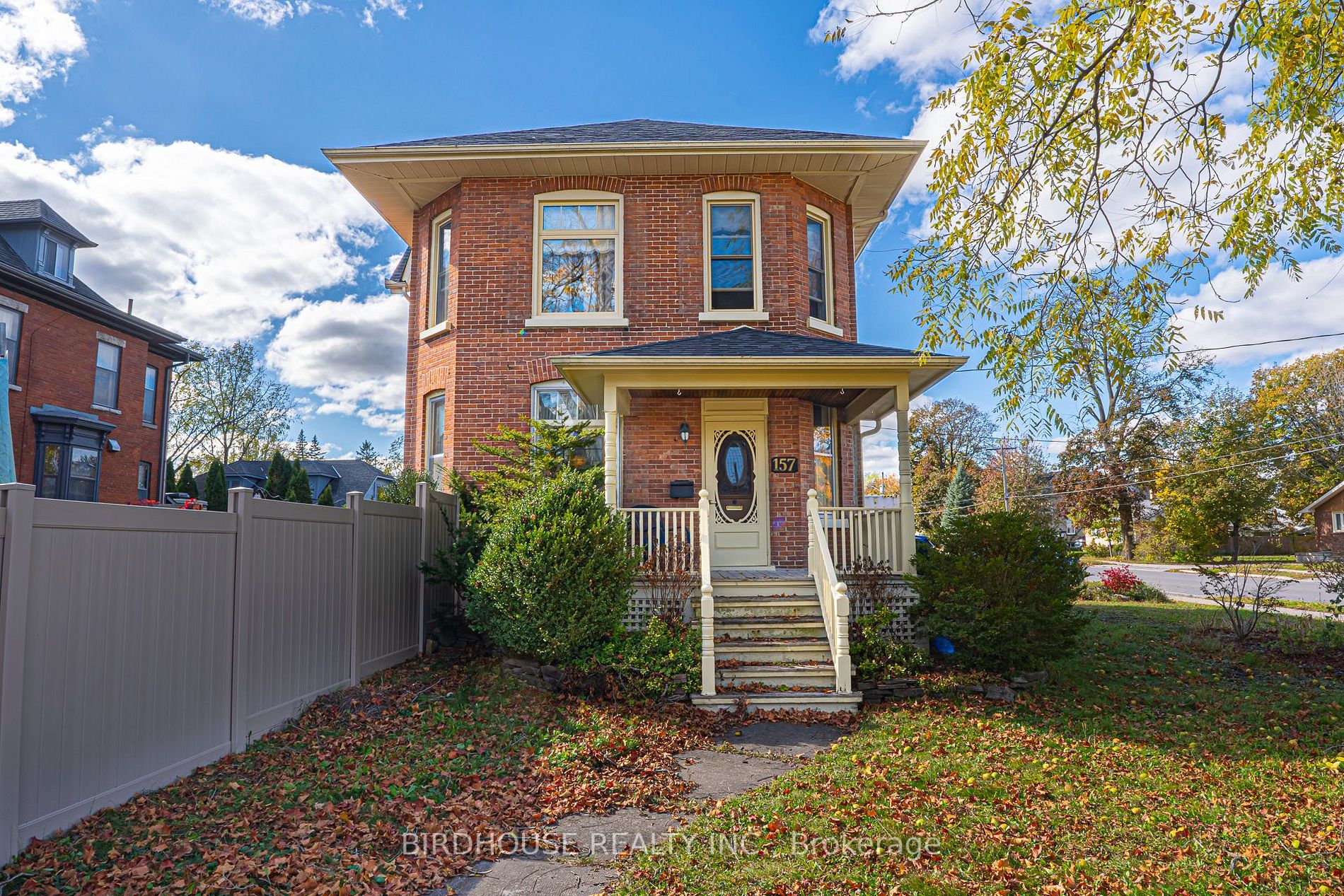 157 William Street N