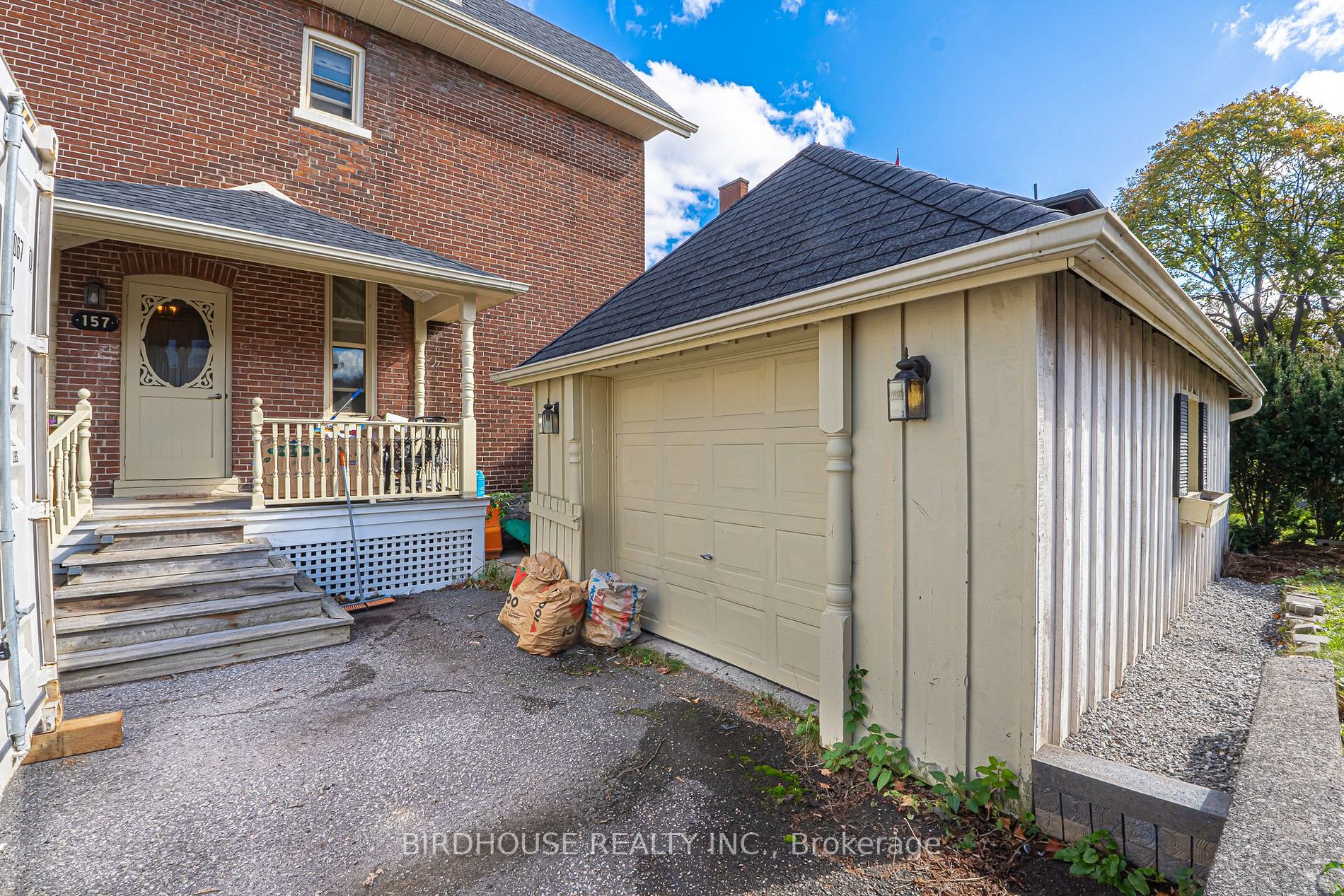 157 William Street N