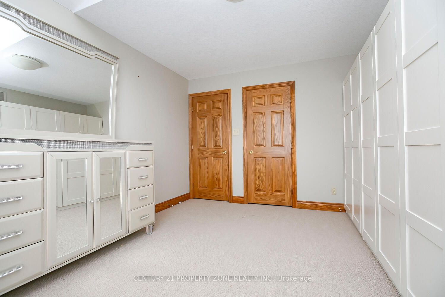 72 Kemp Rd E