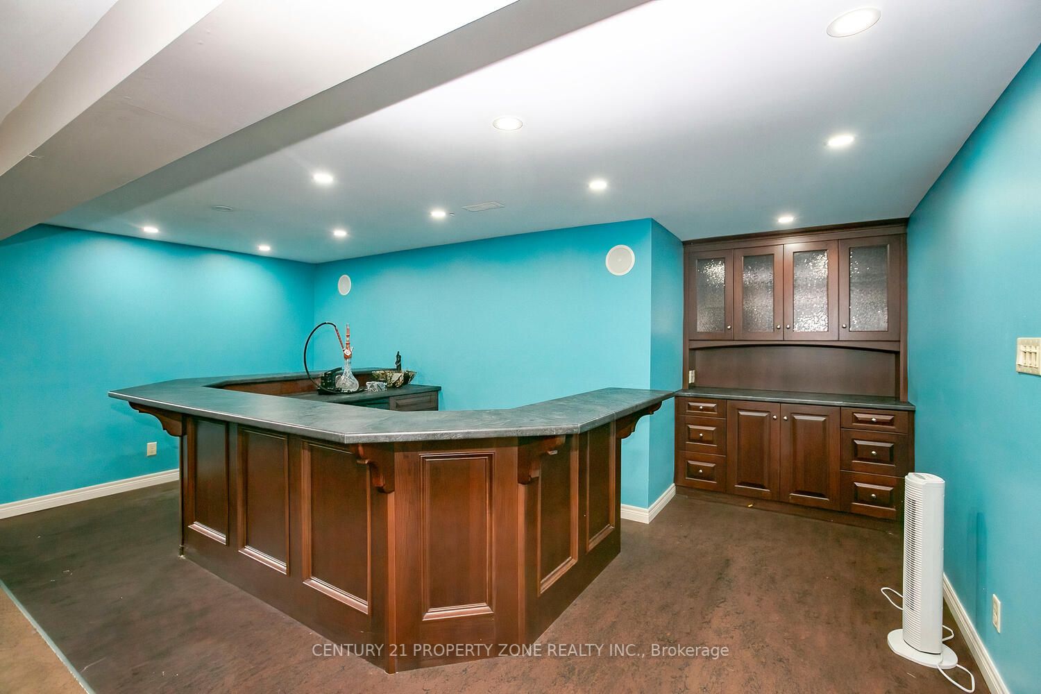 72 Kemp Rd E