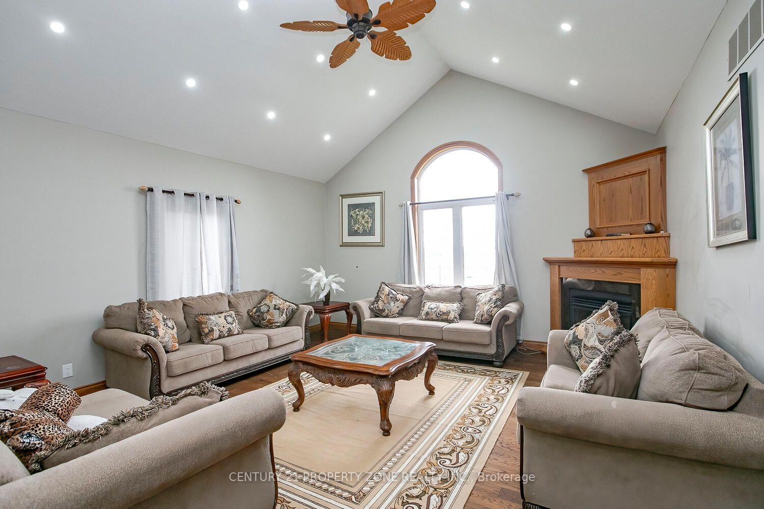 72 Kemp Rd E