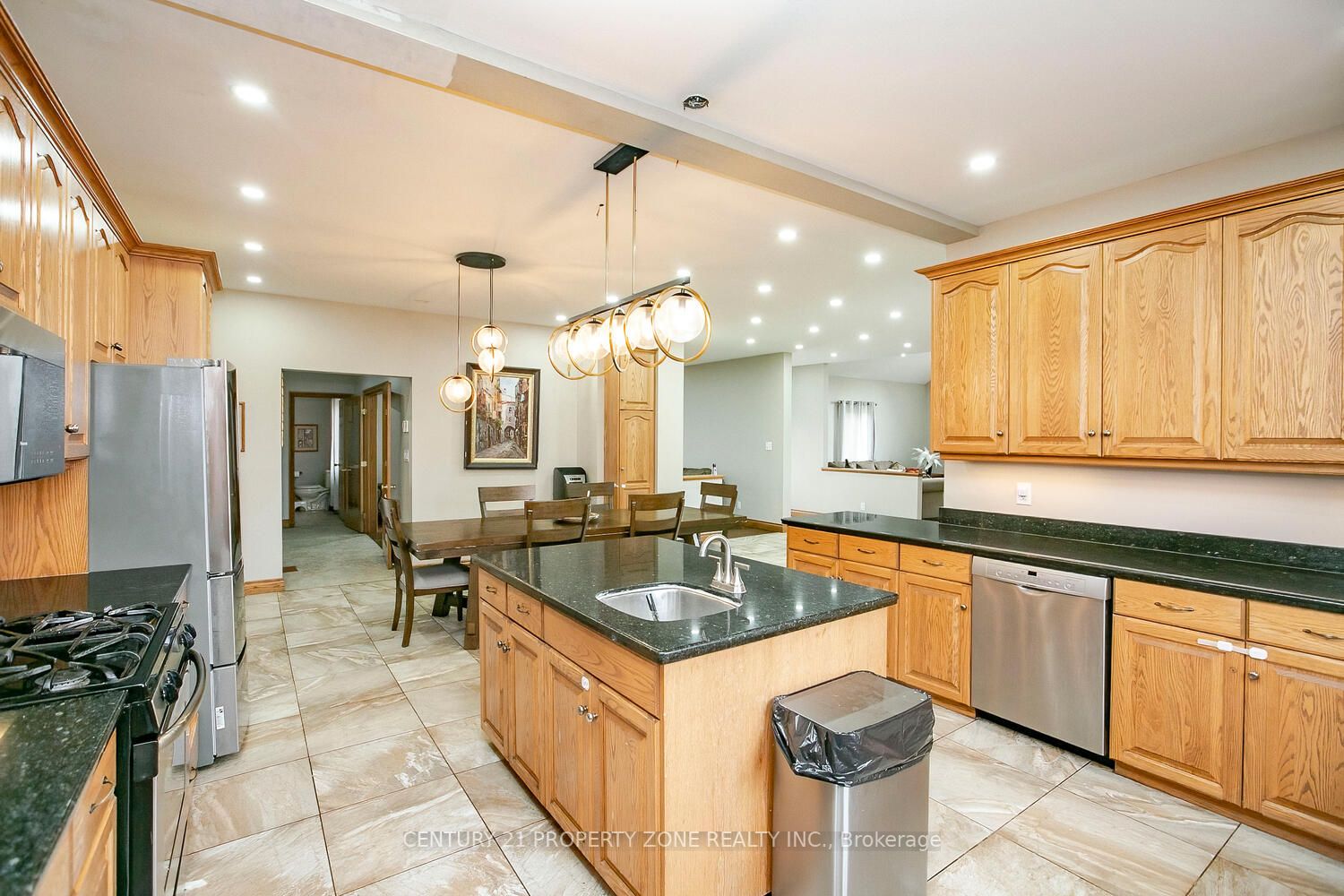 72 Kemp Rd E