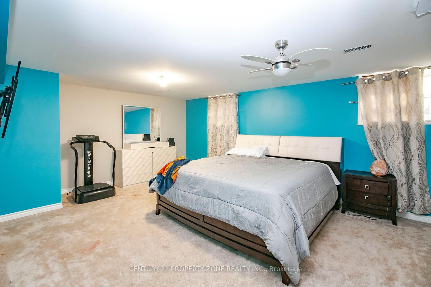 72 Kemp Rd E