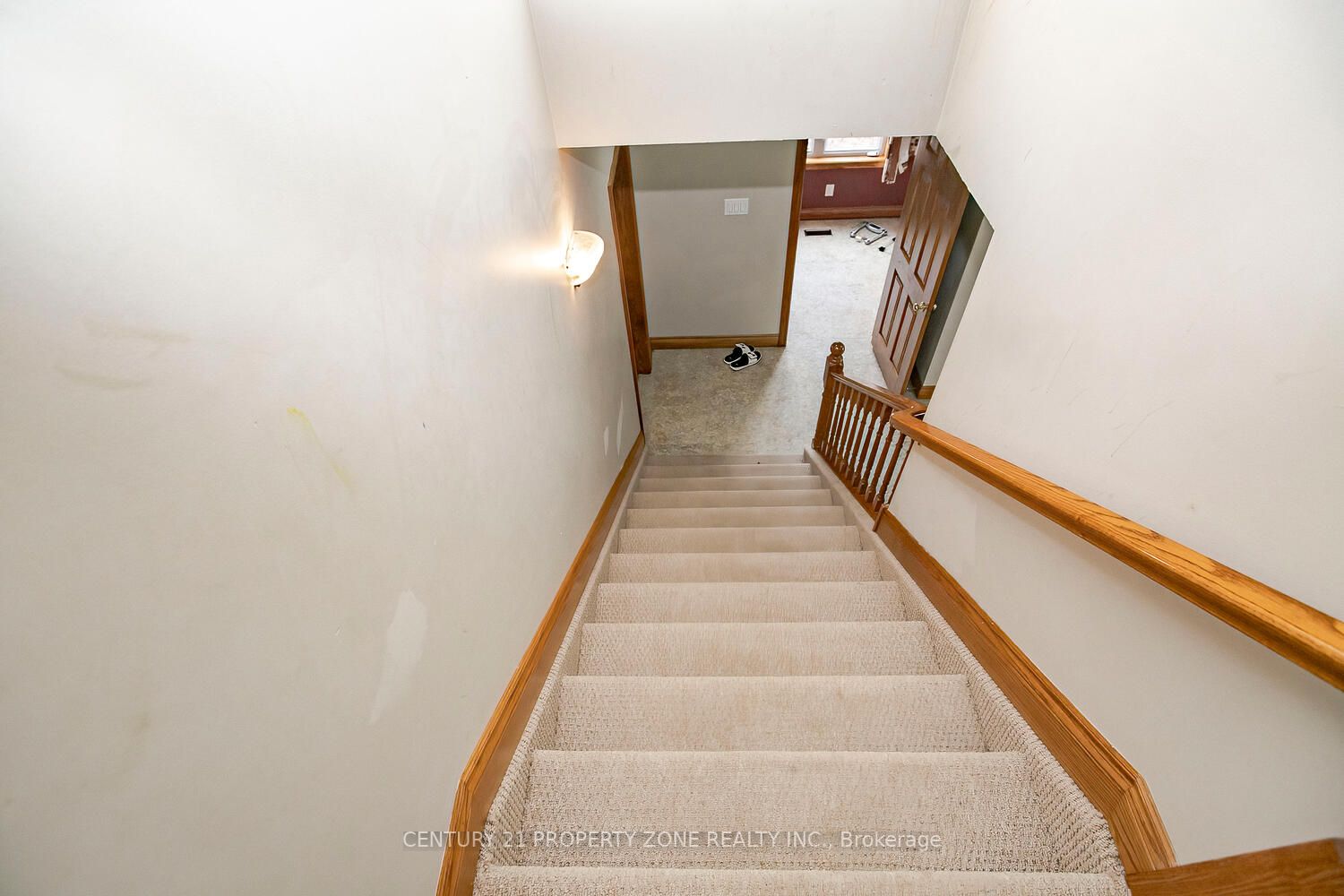 72 Kemp Rd E