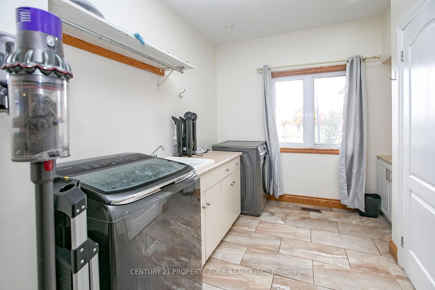 72 Kemp Rd E