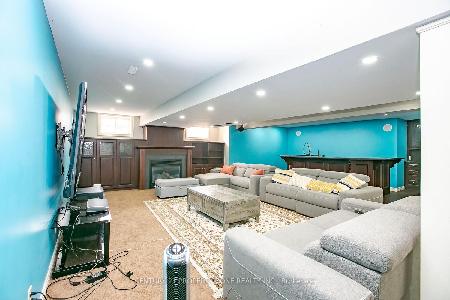 72 Kemp Rd E