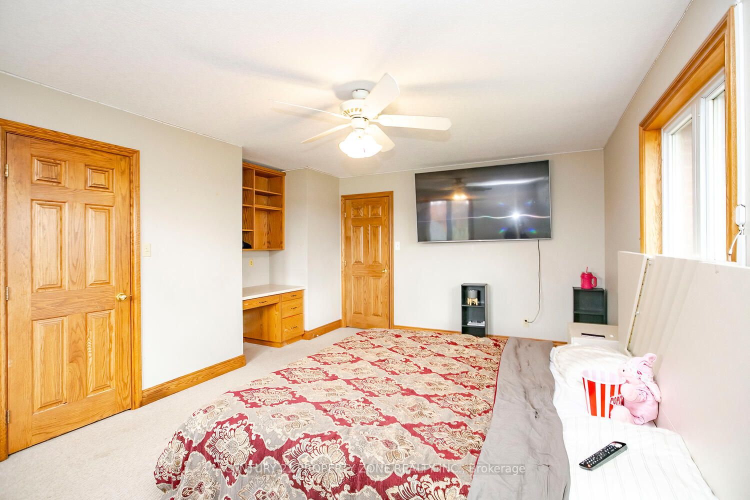 72 Kemp Rd E