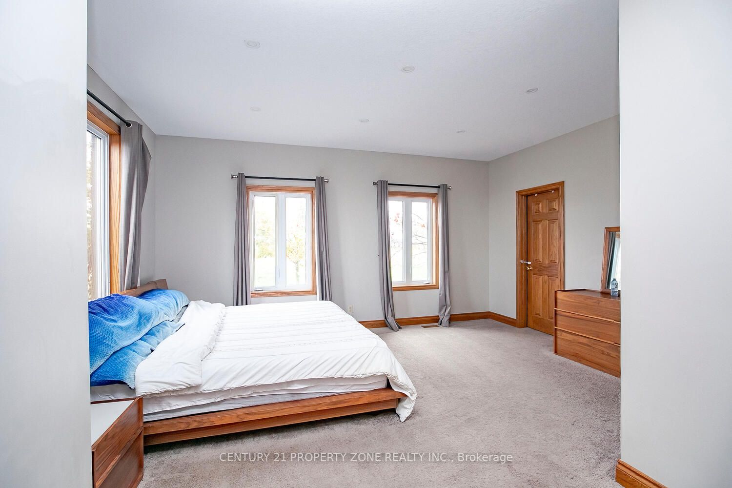 72 Kemp Rd E
