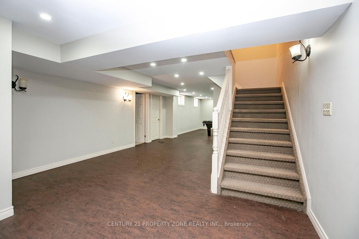 72 Kemp Rd E