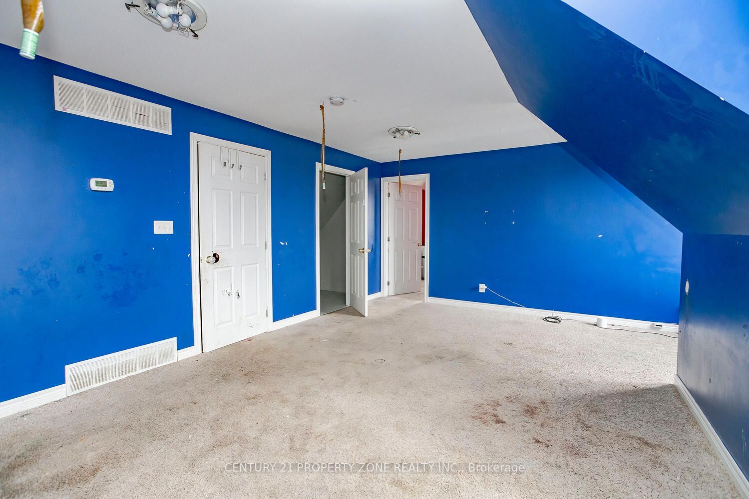 72 Kemp Rd E