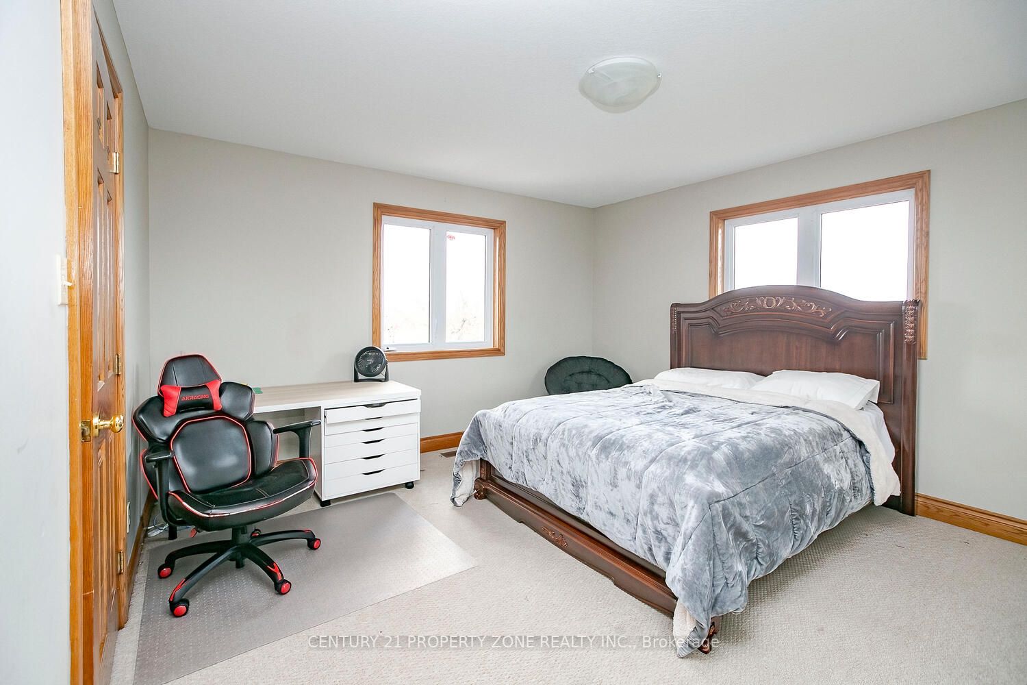 72 Kemp Rd E