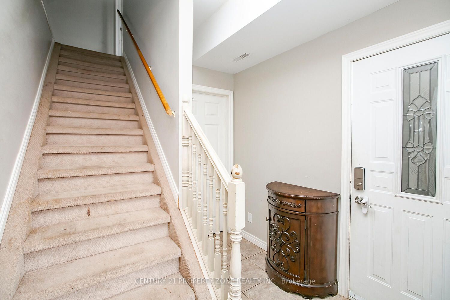 72 Kemp Rd E