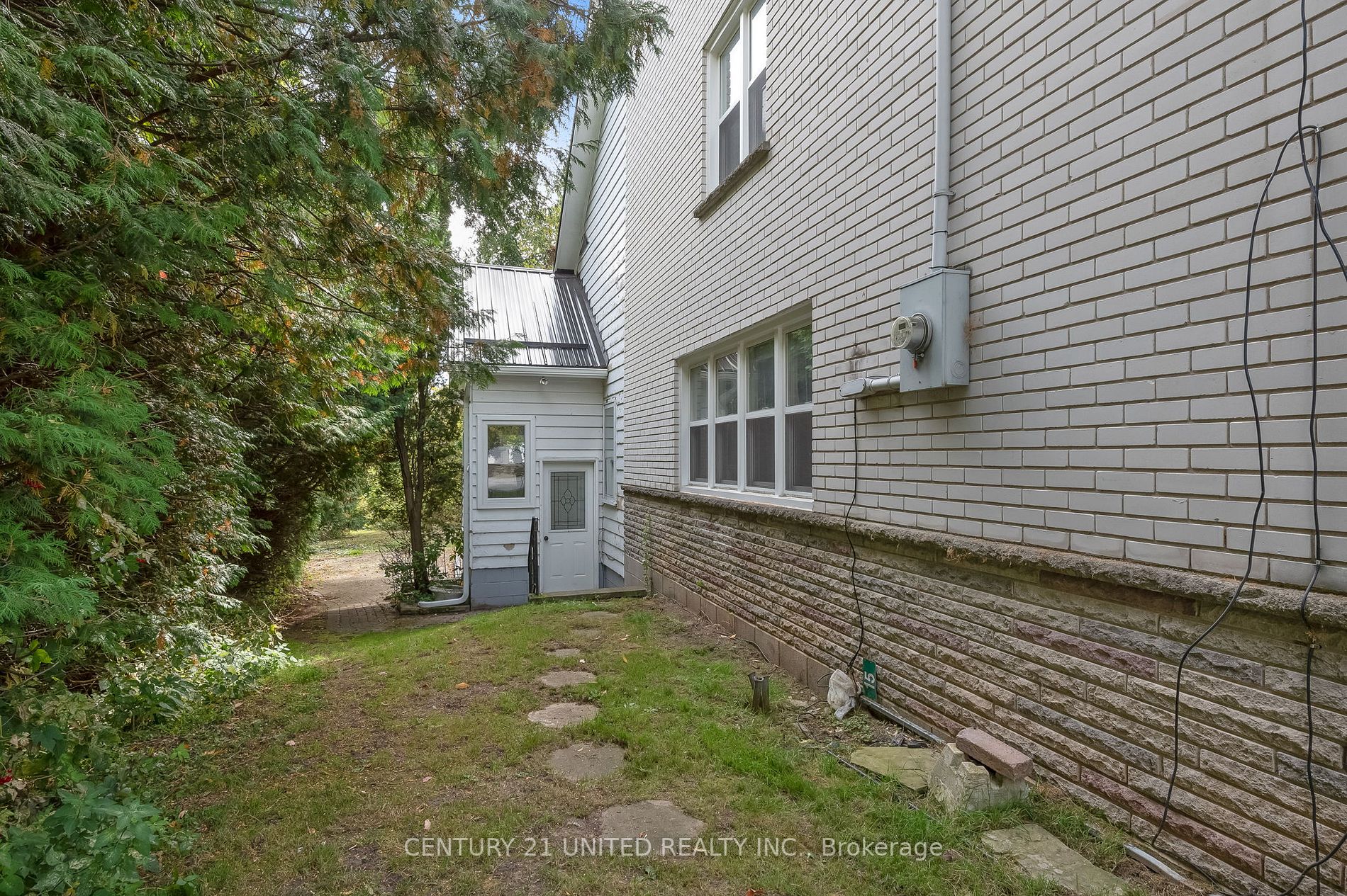 15 Leslie Frost Lane