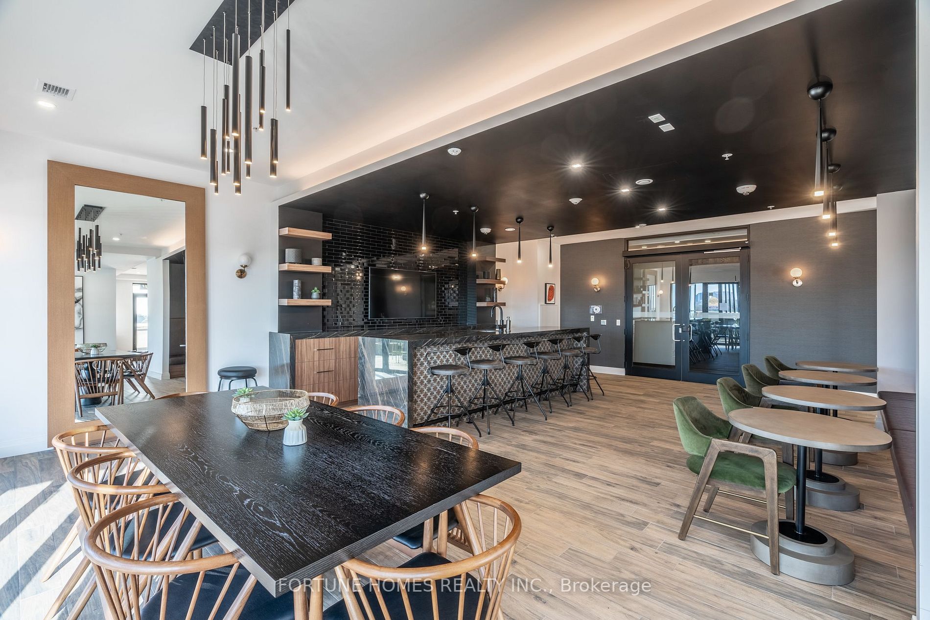 181 King St S, #1712