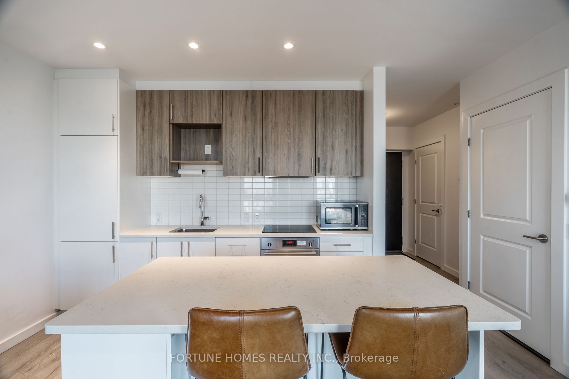 181 King St S, #1712
