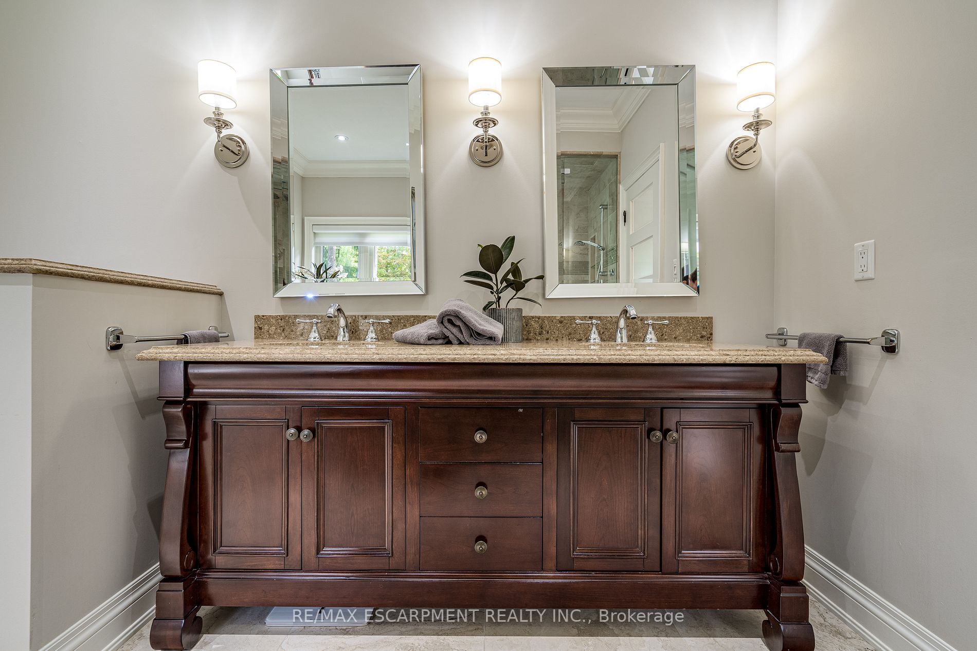 227 Foxridge Dr