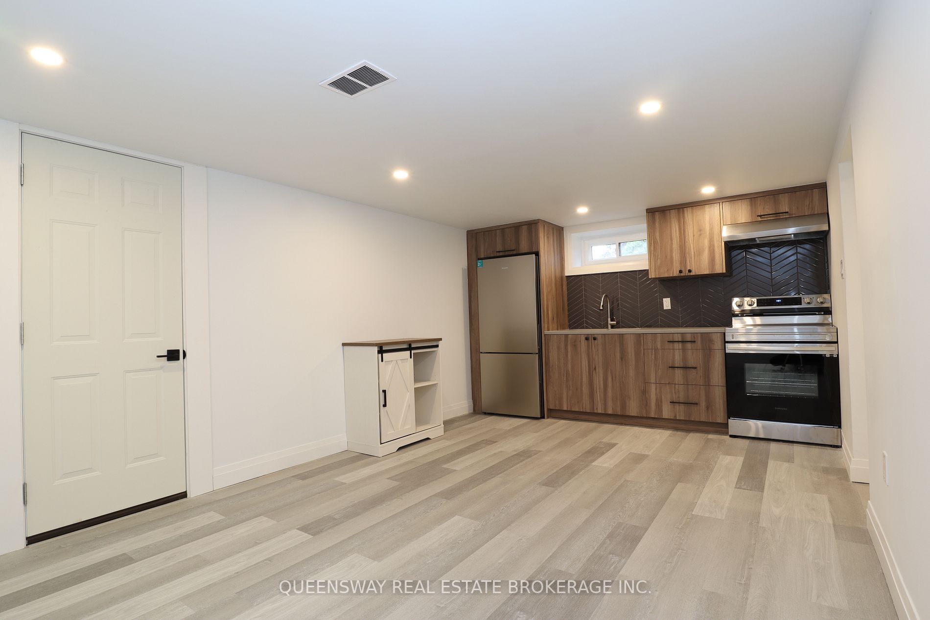 67 Kingslea Drive, #Lower