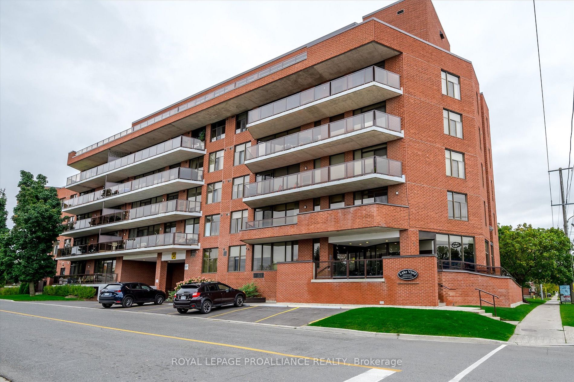 2 George St N, #201