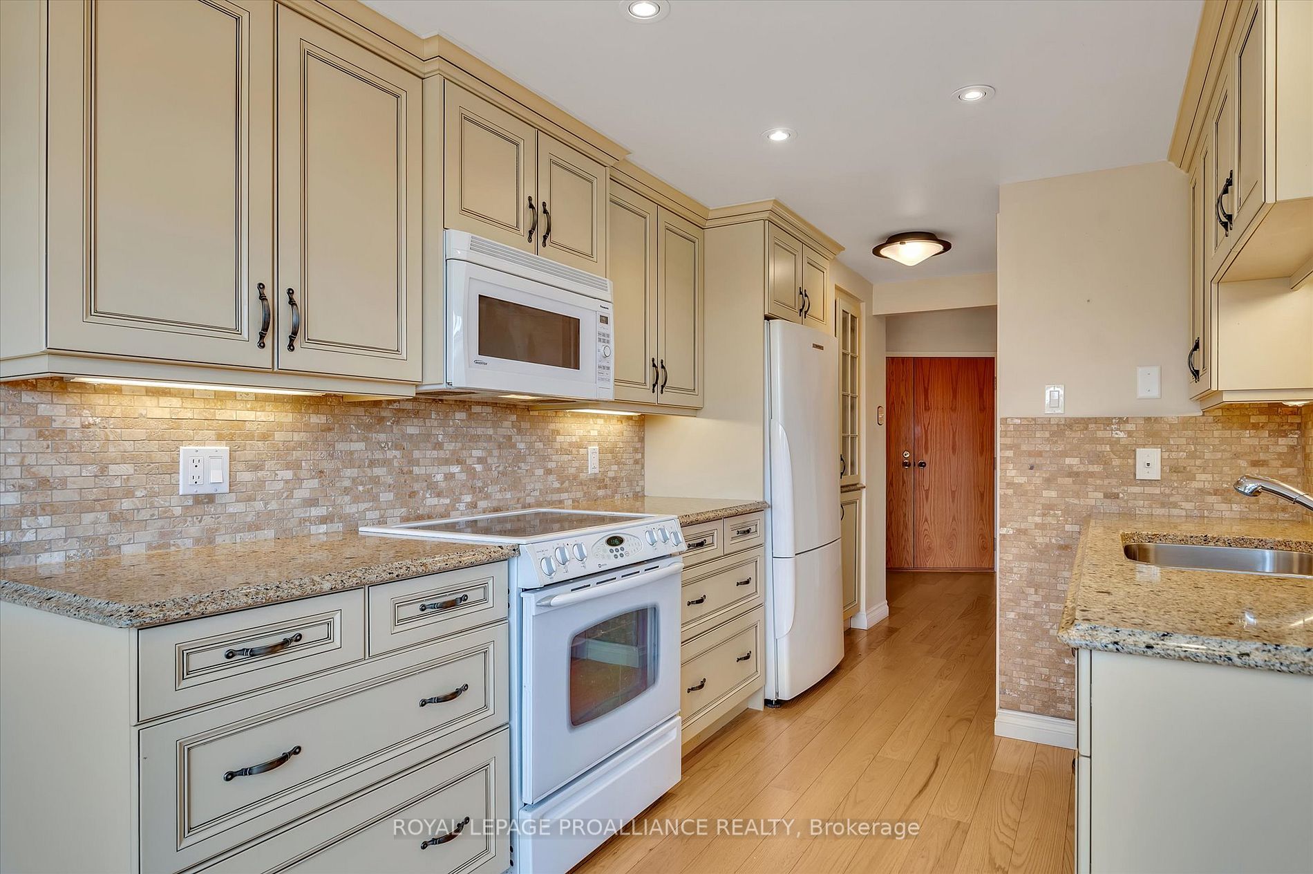 2 George St N, #201
