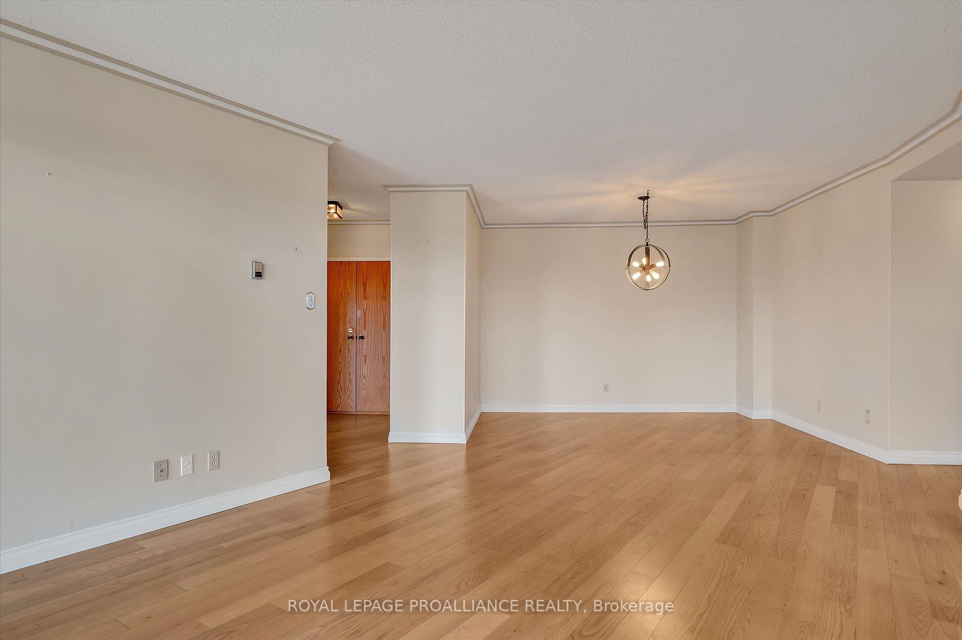2 George St N, #201