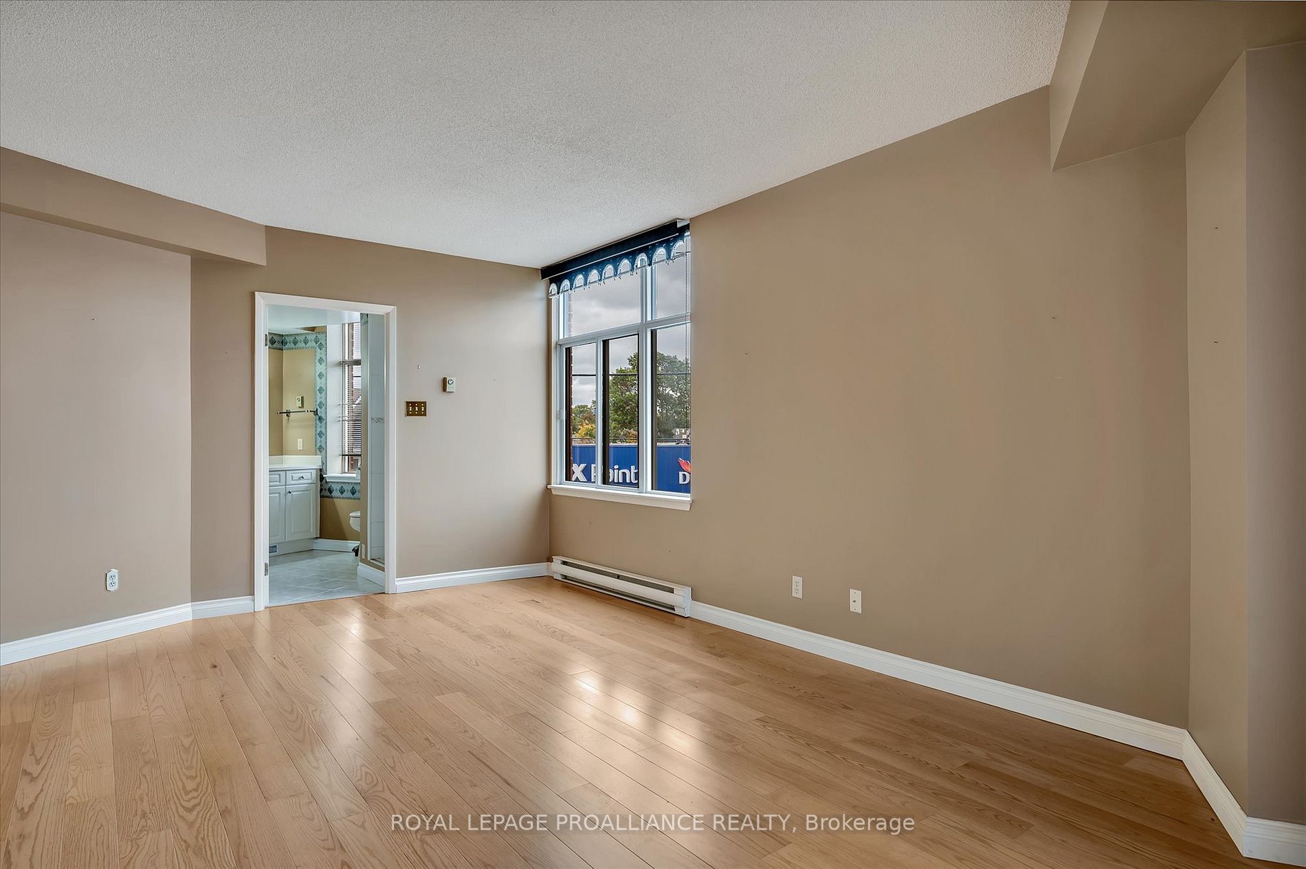 2 George St N, #201