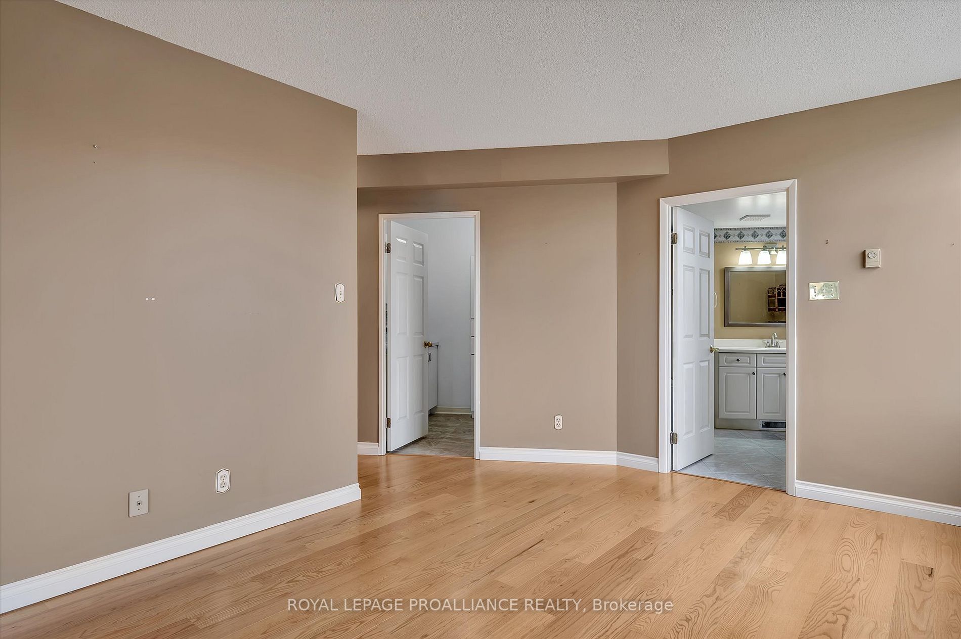 2 George St N, #201