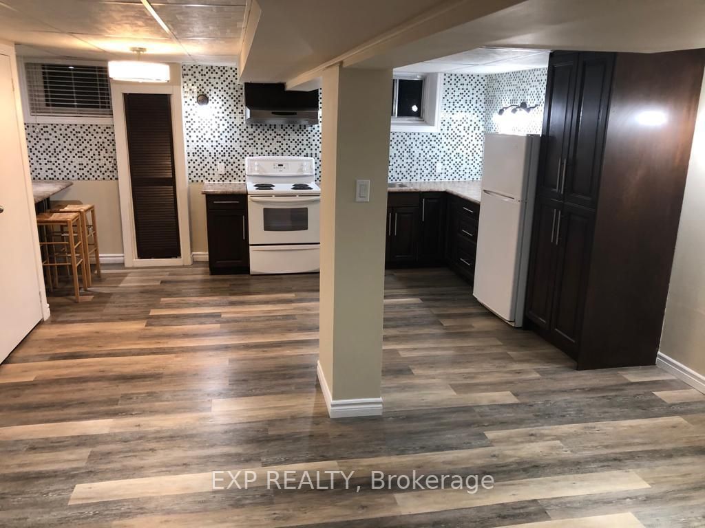 4 Royaledge Way