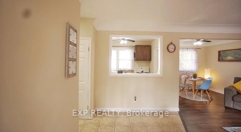 4 Royaledge Way