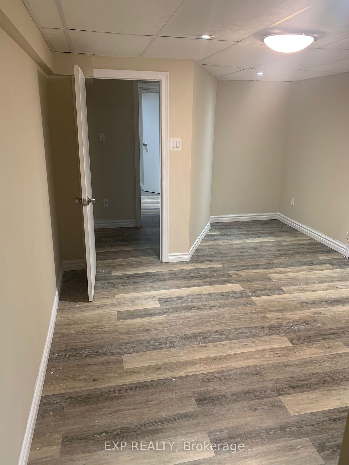 4 Royaledge Way
