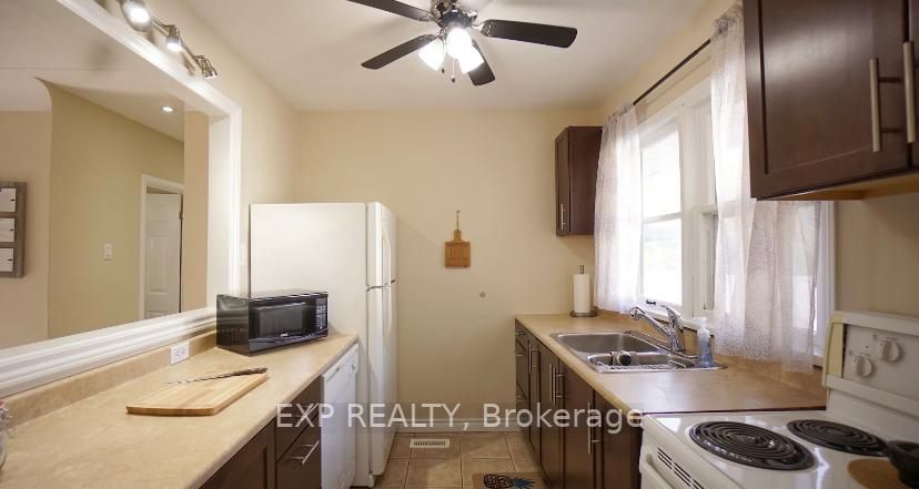 4 Royaledge Way