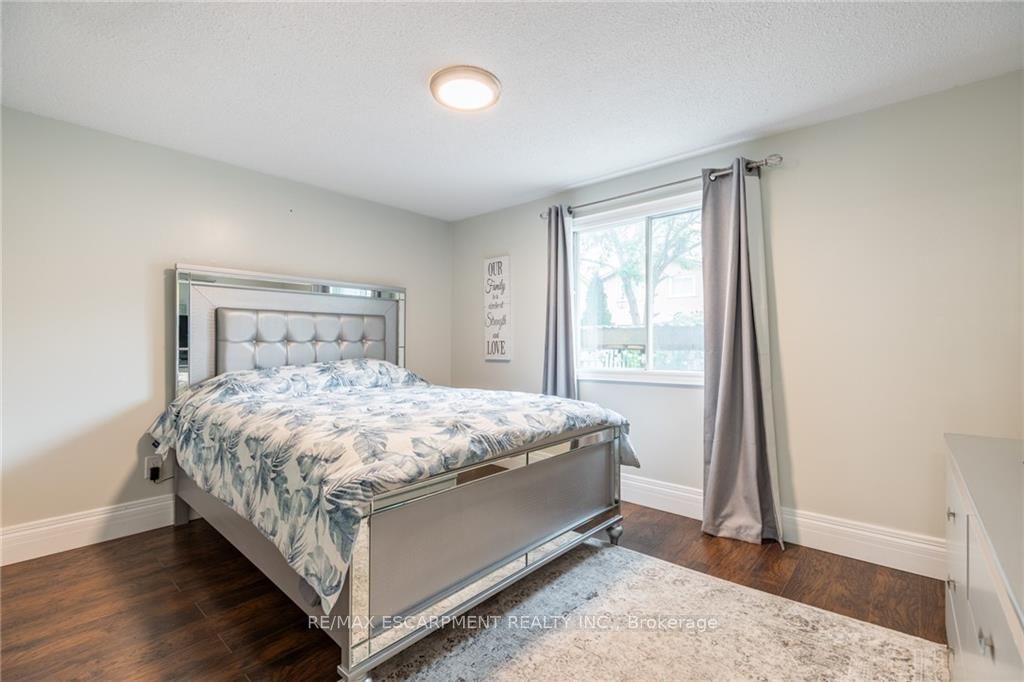 5 Twinoaks Cres