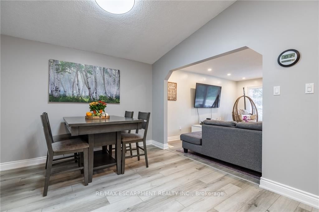 5 Twinoaks Cres