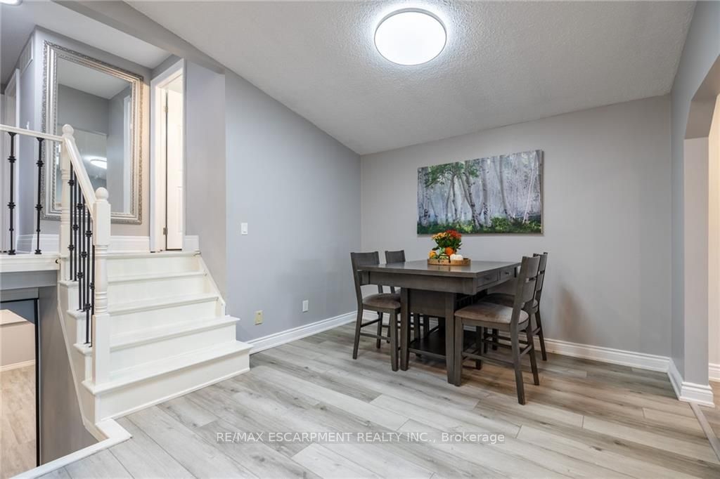 5 Twinoaks Cres