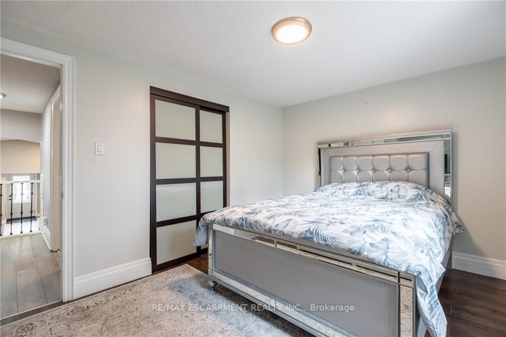 5 Twinoaks Cres