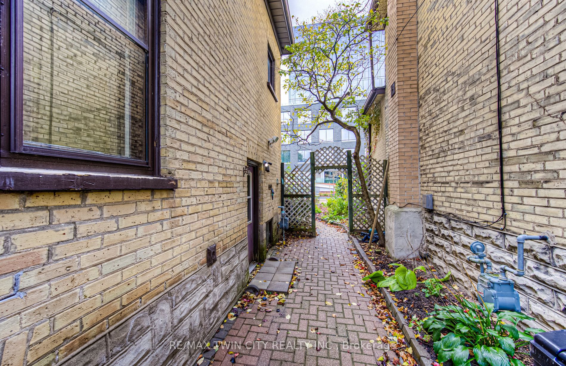 46 Wellington Street N