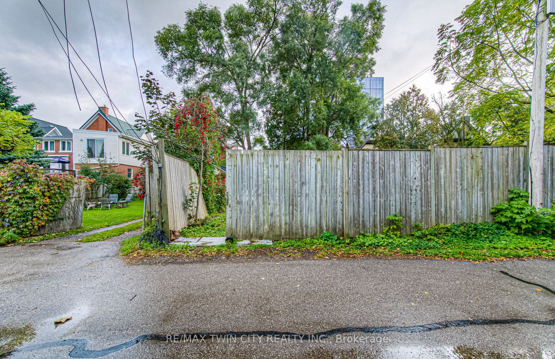 46 Wellington Street N