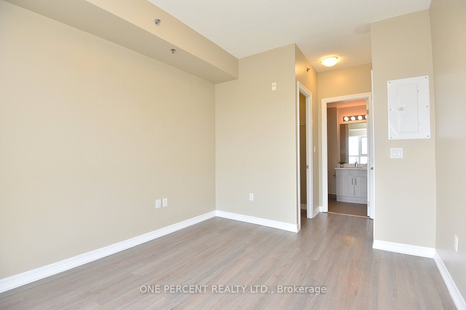 560 North Service Rd, #605
