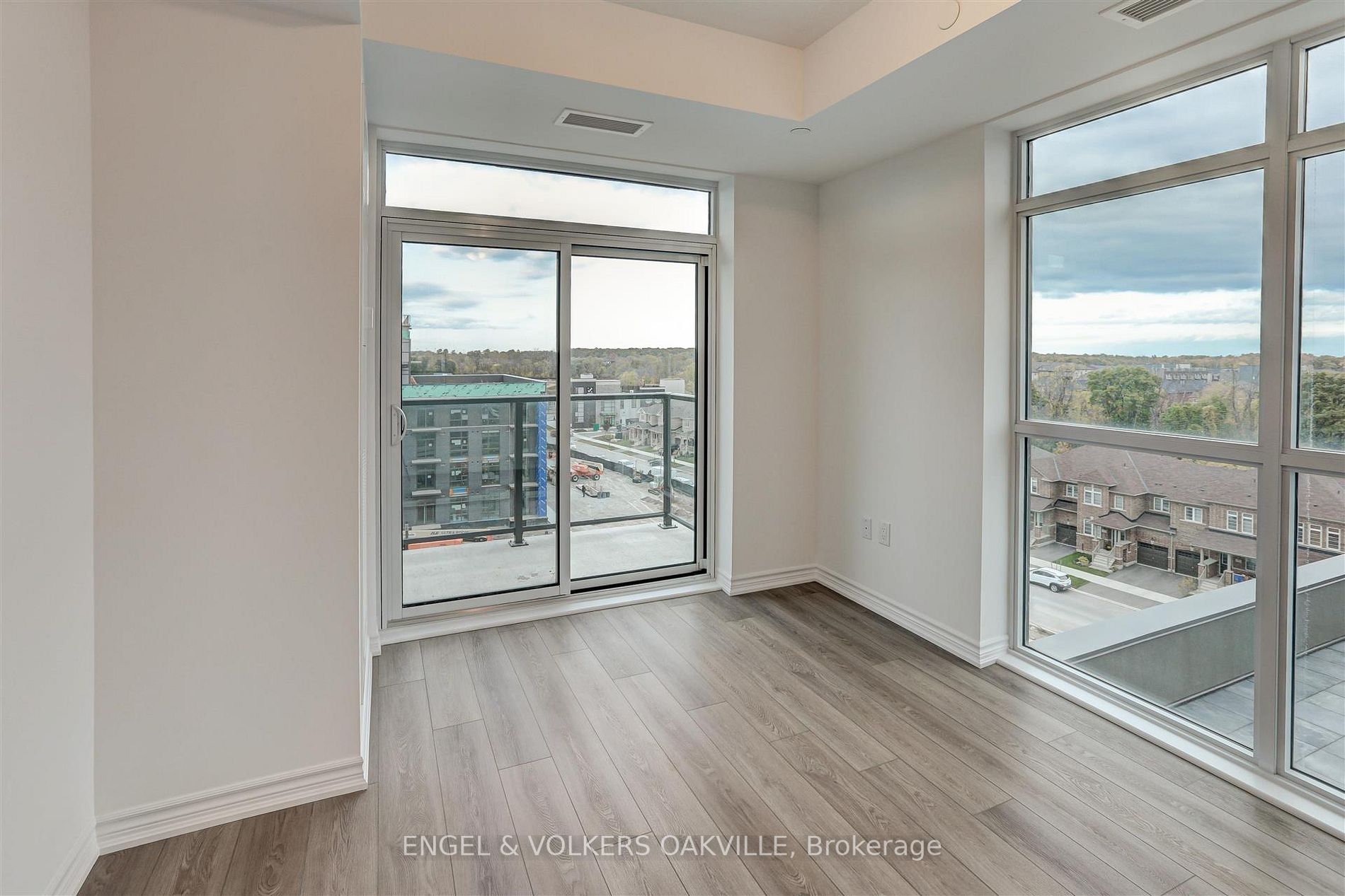 460 Dundas St E, #611